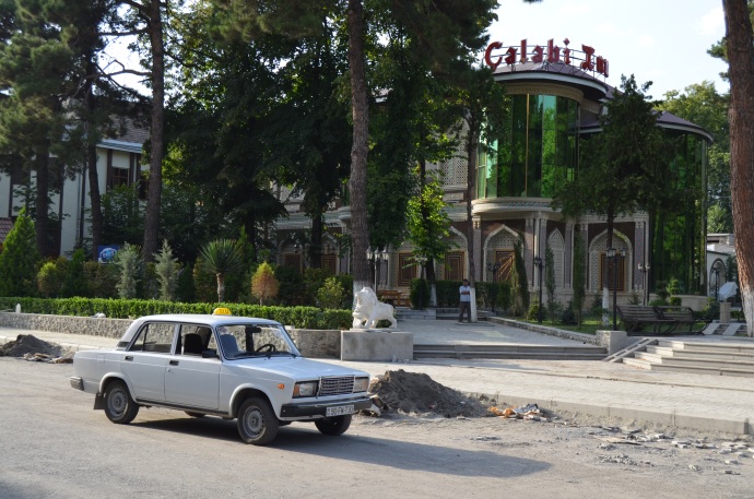 Un taxi modelo Lada 1000 en Saki (Azerbaijan)