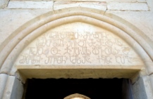 Inscripciones en la entrada del monasterio de Lavra