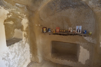Interior de una de las varias capillas repartidas por la zona y excavadas en piedra