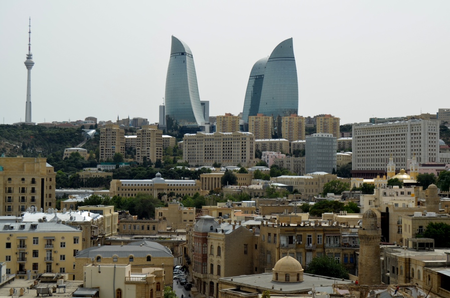 Vista general de Baku desde la Maiden Tower