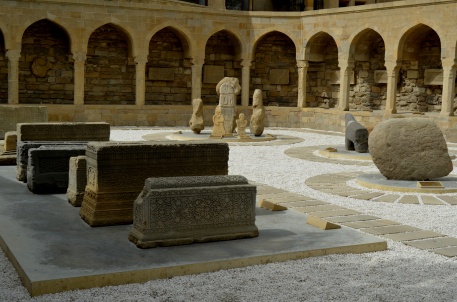 En el centro de la plaza hay más sarcófagos y elementos que datan de la época medieval