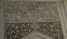 Inscripción donde reza: "Khalilullah I, el gran sultán, gran shirvanshah, el tocayo del divino profeta, el defensor de la religión ordenó construir esta ligera cripta de enterramiento para su madre e hijo en 839 (1435-1436)"