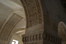 Detalle de los arcos de la sala ricamente decorados