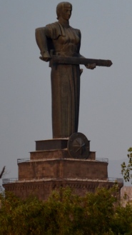 El monumento de la Madre Armenia de 23 metros de altura corona la ciudad